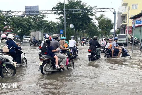 Thành phố Hồ Chí Minh với đối mặt nguy cơ ngập kép do mưa lớn và triều cường