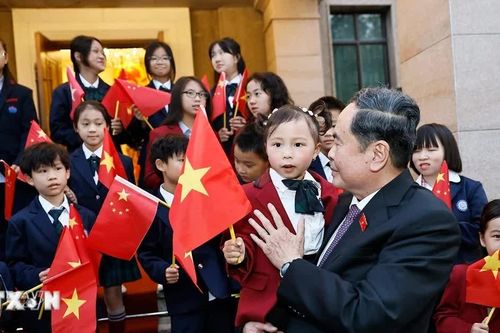 Chủ tịch Quốc hội Trần Thanh Mẫn gặp gỡ cộng đồng kiều bào tại Trung Quốc
