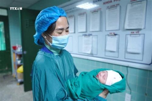 Hỗ trợ gia đình sinh 2 con gái để giảm thiểu 'nam nhiều hơn nữ'