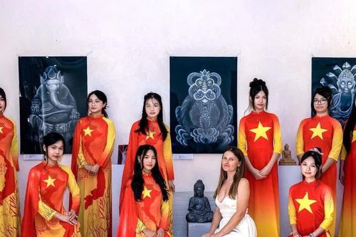 Nữ họa sĩ Ukraine Xenia Fox và tình yêu đặc biệt dành cho Việt Nam
