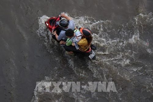 Nhiều tuyến đường phía Nam TP. Hồ Chí Minh bị ngập sâu do triều cường