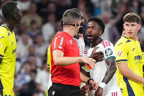 Vinicius xin lỗi sau thẻ đỏ vì giật tóc đối thủ, Mourinho bỏ họp báo