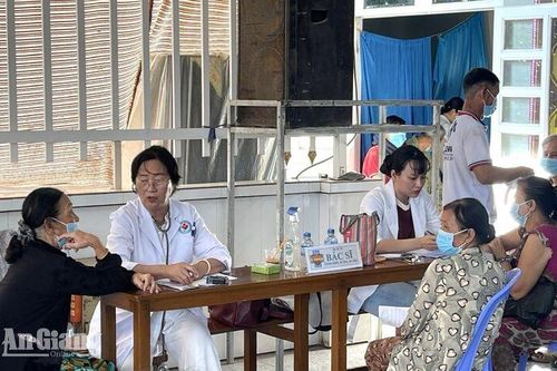 Khám bệnh và tặng quà cho hơn 400 người dân xã Nhơn Mỹ