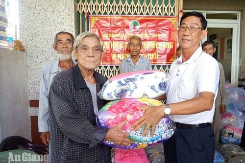 Tịnh Biên trao 80 phần quà cho người cao tuổi khó khăn