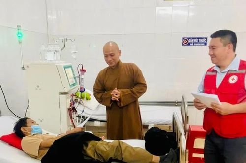Gia Lai: Trao 800 suất cơm chay và 50 phần quà cho bệnh nhân khó khăn