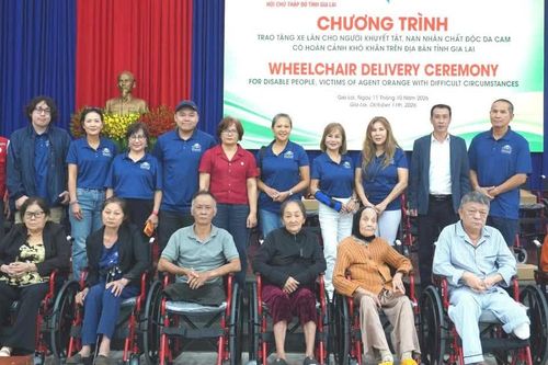 Trao tặng 50 xe lăn cho người khuyết tật, nạn nhân chất độc da cam