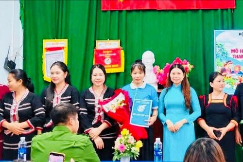 Phụ nữ DTTS góp sức xây dựng cộng đồng