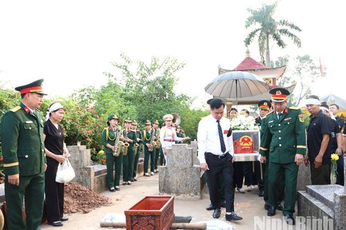 Phường Duy Tiên tổ chức Lễ đón nhận, truy điệu và an táng hài cốt liệt sĩ Trần Hữu Việt