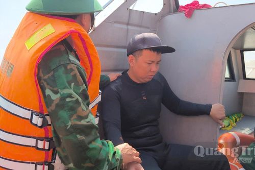 Đồn Biên phòng Nhật Lệ cứu hộ thành công 1 người dân gặp nạn trên biển