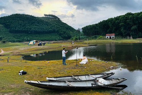 Giới trẻ 'chill' ở hồ Khe Ngang