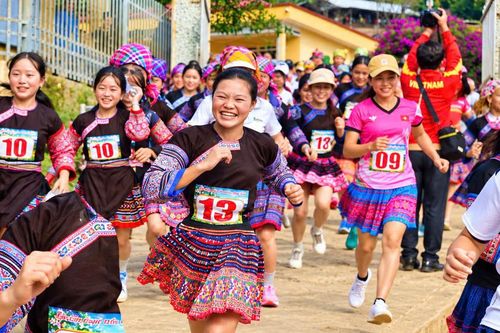 Lào Cai: Rực rỡ sắc váy xoè trên đường chạy giữa sóng lúa Lao Chải