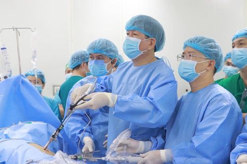 Chồng hiến thận cho vợ, cha hiến thận cho con sau 4 năm lọc màng bụng