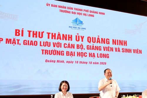 Bí thư Thành ủy Quảng Ninh trao đổi với sinh viên về việc làm, cơ hội gắn bó với địa phương