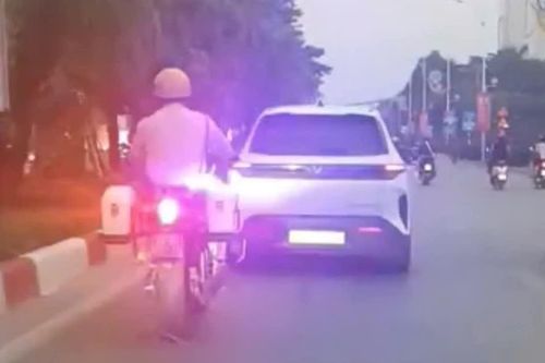 Cảnh sát giao thông mở đường đưa người đột quỵ đi cấp cứu