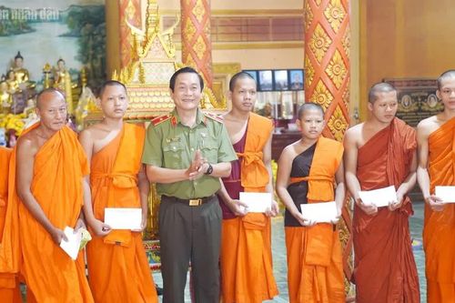 Bền chặt nghĩa tình quân dân dịp lễ Sene Dolta của đồng bào Khmer