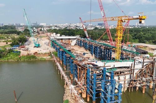 Bảy cây cầu bắc qua sông Hồng: Chạy đua tiến độ về đích sớm