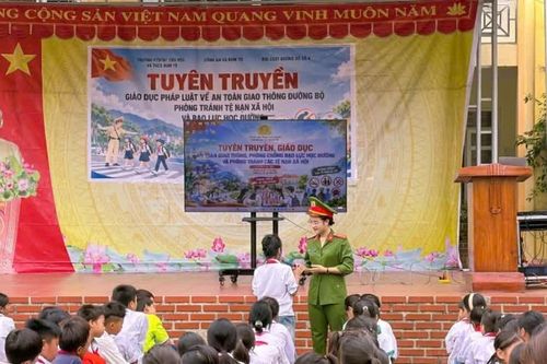 Cô gái Hà Nhì trên hành trình 'Gần dân nhất'