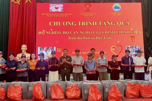 Trao 100 suất quà tặng hộ nghèo, gia đình chính sách xã Đức Long