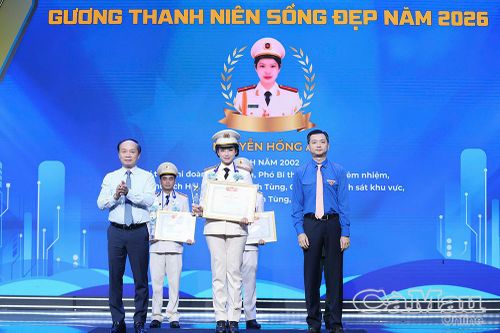 Nữ cán bộ công an cơ sở Cà Mau nhận Giải thưởng 'Thanh niên sống đẹp' năm 2026