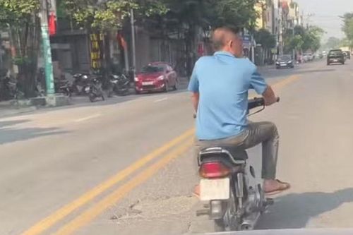 Công an làm việc với người đàn ông đi xe máy chặn ô tô, véo mũi rồi tát tài xế