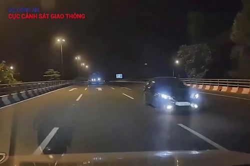Xử phạt tài xế ô tô đi ngược chiều trên Đại lộ Thăng Long