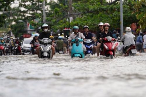 Triều cường sông Sài Gòn vượt đỉnh lịch sử, nhiều tuyến phố ngập sâu