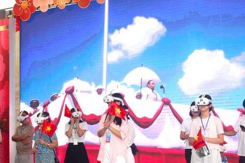 Hàng nghìn du khách trải nghiệm 'Trở về thời khắc thiêng liêng' tại Phố sách Hà Nội