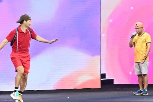 Hiếm hoi thấy lại hình ảnh Cục trưởng Xuân Bắc cùng Tự Long 'quậy' tưng bừng sân khấu thiếu nhi