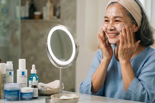 Sau tuổi 60, da khô và ngứa: Chăm sóc thế nào cho đúng?