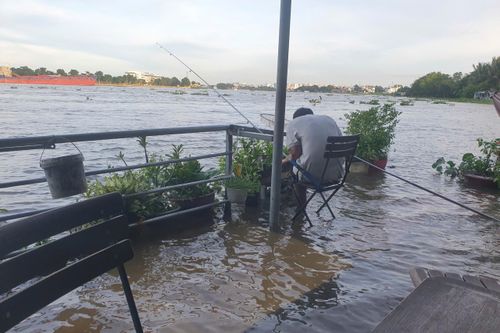 Khu biệt thự, hàng quán ven sông dềnh nước vì triều cường ở TP.HCM