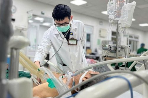 Bệnh nhân suy hô hấp phải đặt ống thở sau vài ngày sốt nhẹ
