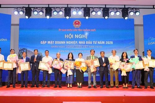 Quảng Ngãi khen thưởng doanh nghiệp tiêu biểu, cam kết tháo gỡ khó khăn
