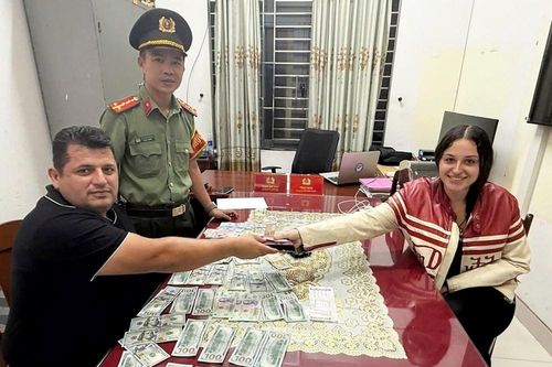 Nghĩa cử đẹp của du khách nước ngoài tại Đà Nẵng