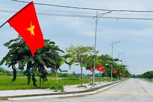 Ngắm 'Đường cờ Tổ quốc', điểm nhấn cho diện mạo nông thôn