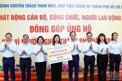 Cán bộ, công chức Thành phố Hồ Chí Minh đóng góp ủng hộ quỹ 'Vì người nghèo'