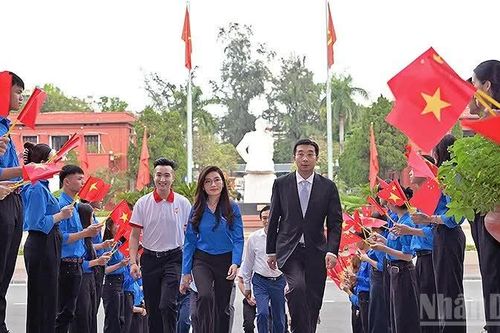 Thanh niên Việt Nam-Trung Quốc 'Tiếp nối mạch nguồn đỏ-Cùng kiến tạo tương lai'