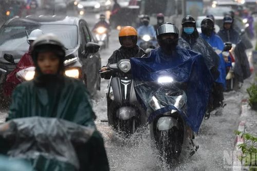 Cảnh báo mưa lớn tại Trung Bộ và Nam Bộ; tàu thuyền trên biển đề phòng lốc xoáy, gió giật mạnh