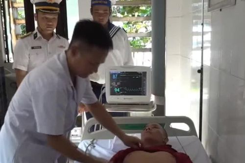 [Video] Cấp cứu ngư dân bị bệnh ở đặc khu Trường Sa