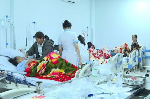 Khẩn trương xác định nguyên nhân 135 người nghi ngộ độc thực phẩm