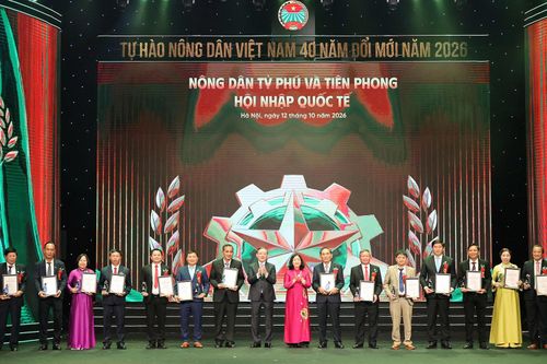Lễ tôn vinh và trao danh hiệu Nông dân Việt Nam xuất sắc 40 năm Đổi mới