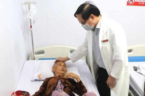 Số bệnh nhân nhập viện nghi ngộ độc sau khi ăn bánh mì ở Quảng Ngãi tăng lên 135 người