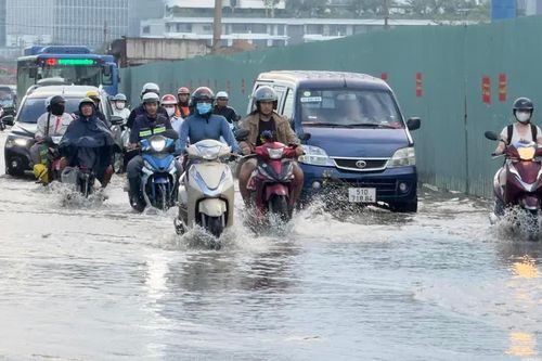 Triều cường dâng cao, nhiều tuyến đường ở TPHCM ngập nước