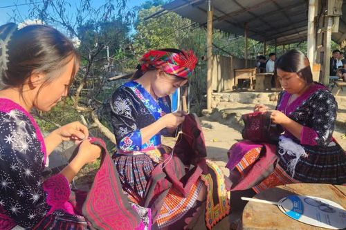 Nơi khói bếp níu chân người lữ khách giữa đại ngàn Tây Bắc