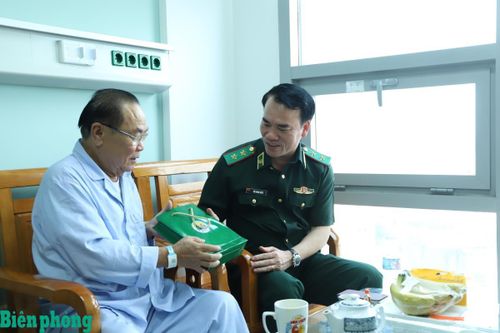 Trung tướng Vũ Trung Kiên thăm, tặng quà Thiếu tướng Nguyễn Cảnh Hiền