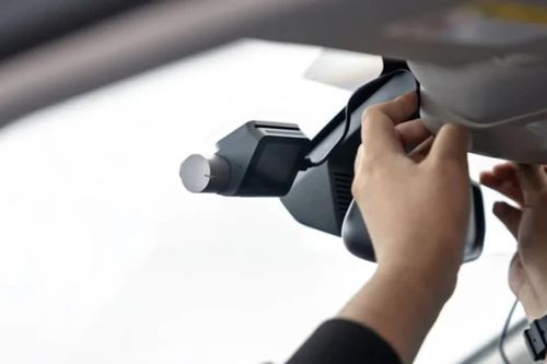 Camera lùi hoạt động như thế nào trên ô tô?