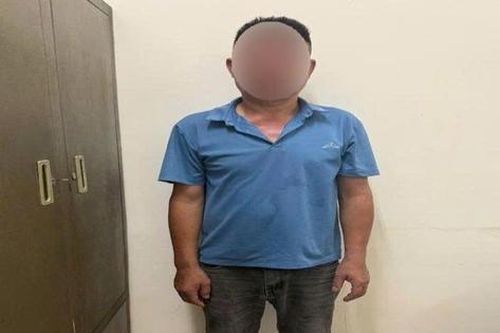 Công an xác minh vụ người đi xe máy chặn đầu ô tô, hành hung tài xế ở Hà Nội