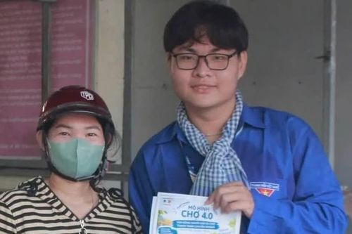 Tuổi trẻ Vĩnh Long 'đi từng ngõ, gõ từng nhà' giúp người dân chuyển đổi số