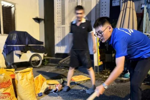 Nhóm bạn trẻ tình nguyện 'vá' đường ở TPHCM