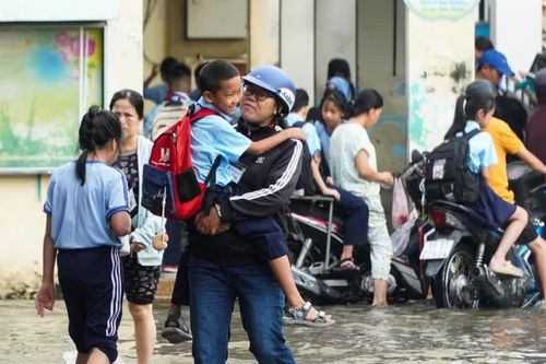 Nhiều trường học ở TPHCM cho học sinh tan học sớm tránh triều cường
