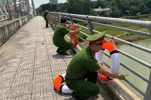 Thái Nguyên: Lắp đặt loạt phao cứu hộ tại cầu Bến Tượng